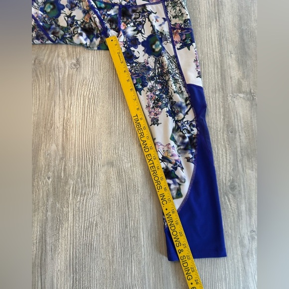 Apana Capri Yoga Pants Size XS
Leggings Blue Floral With Pockets Mesh
Vented Leg - Picture 9 of 10